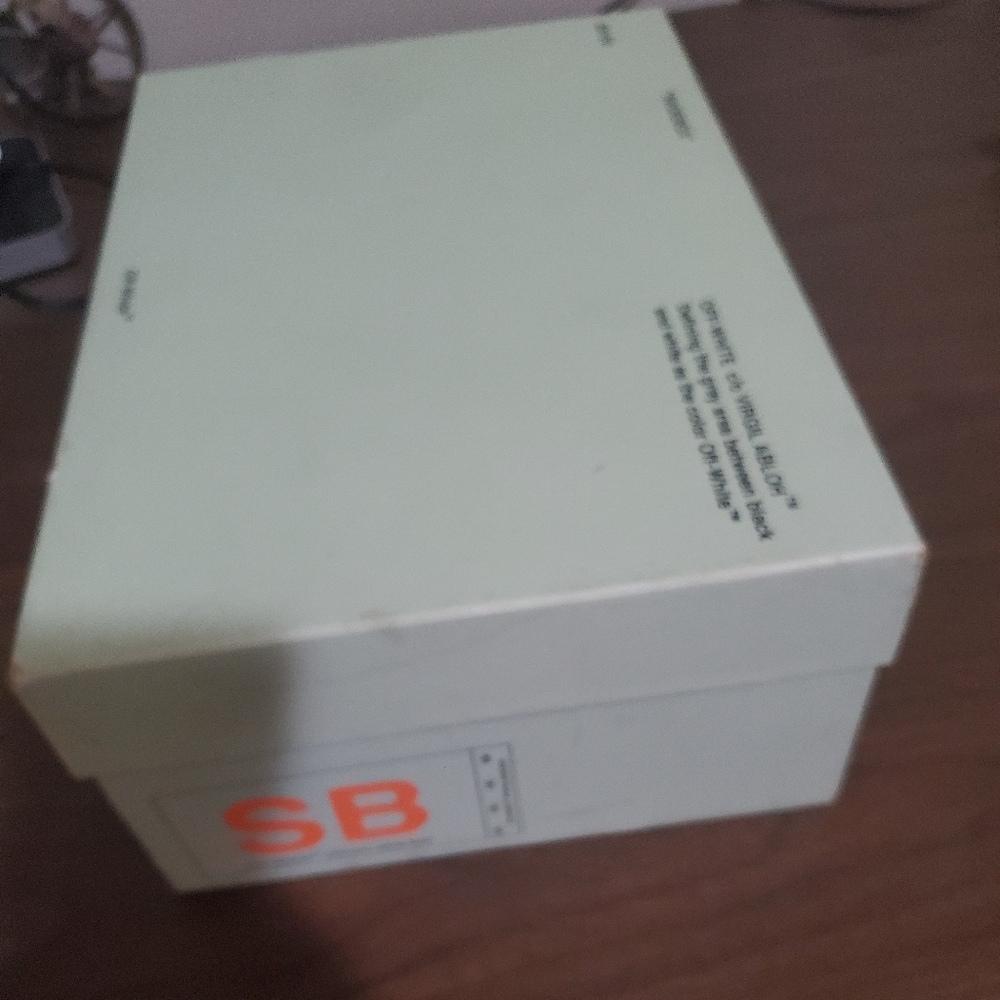 Off-White shoe box size 5 us